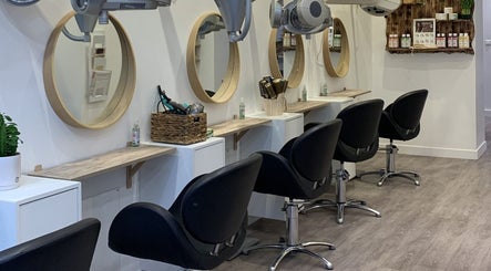 Intérieur élégant du salon Biocoiff Vincennes à Vincennes, Île-de-France, FR avec miroirs et chaises modernes.