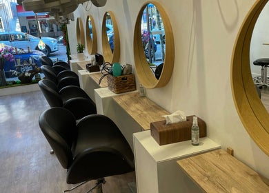 Intérieur moderne de Biocoiff Vincennes, Vincennes, Île-de-france, FR avec miroirs circulaires.