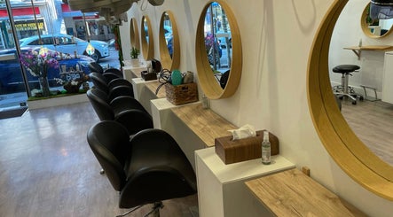 Intérieur moderne de Biocoiff Vincennes, Vincennes, Île-de-france, FR avec miroirs circulaires.