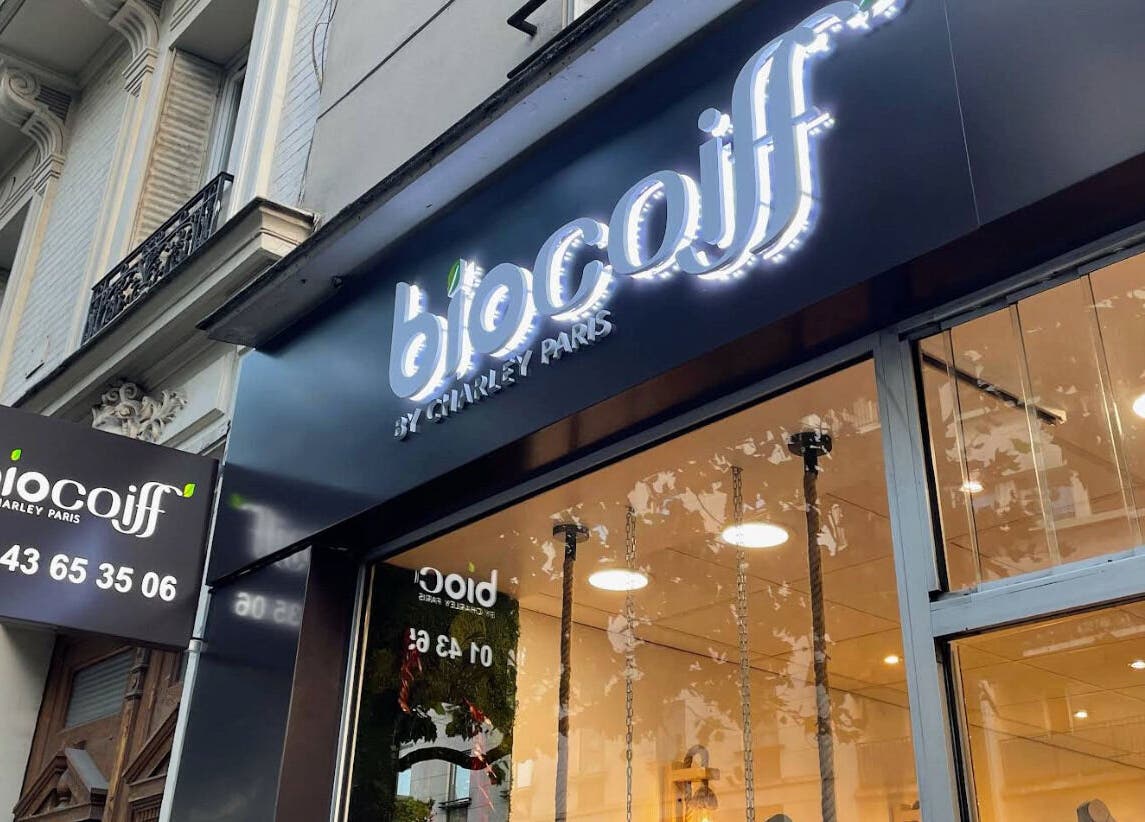 Façade lumineuse de Biocoiff Vincennes à Vincennes, Île-de-france, FR, mettant en avant son enseigne moderne.