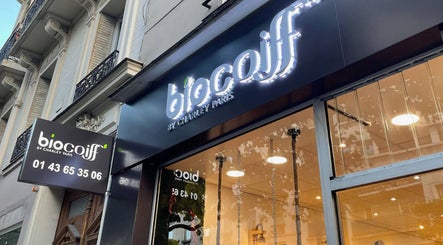 Façade lumineuse de Biocoiff Vincennes à Vincennes, Île-de-france, FR, mettant en avant son enseigne moderne.