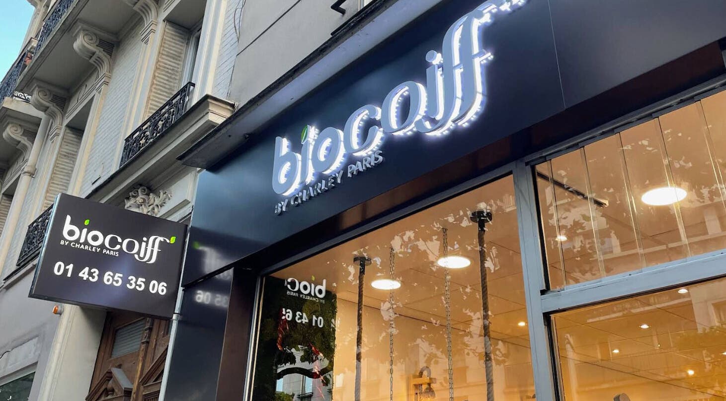 Façade lumineuse de Biocoiff Vincennes à Vincennes, Île-de-france, FR, mettant en avant son enseigne moderne.