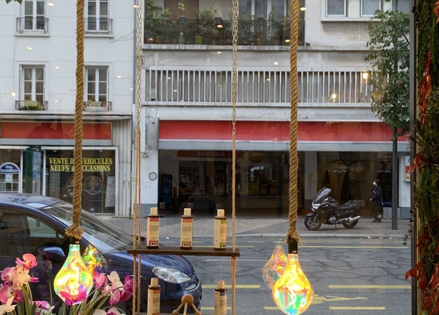 Vue intérieure de Biocoiff Vincennes avec décor lumineux, Vincennes, Île-de-France, FR.