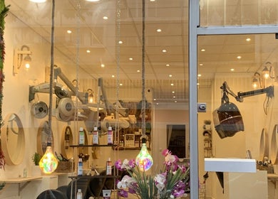 Intérieur élégant de Biocoiff Vincennes, situé à Vincennes, Île-de-france, FR, avec déco naturelle et luminaires modernes.