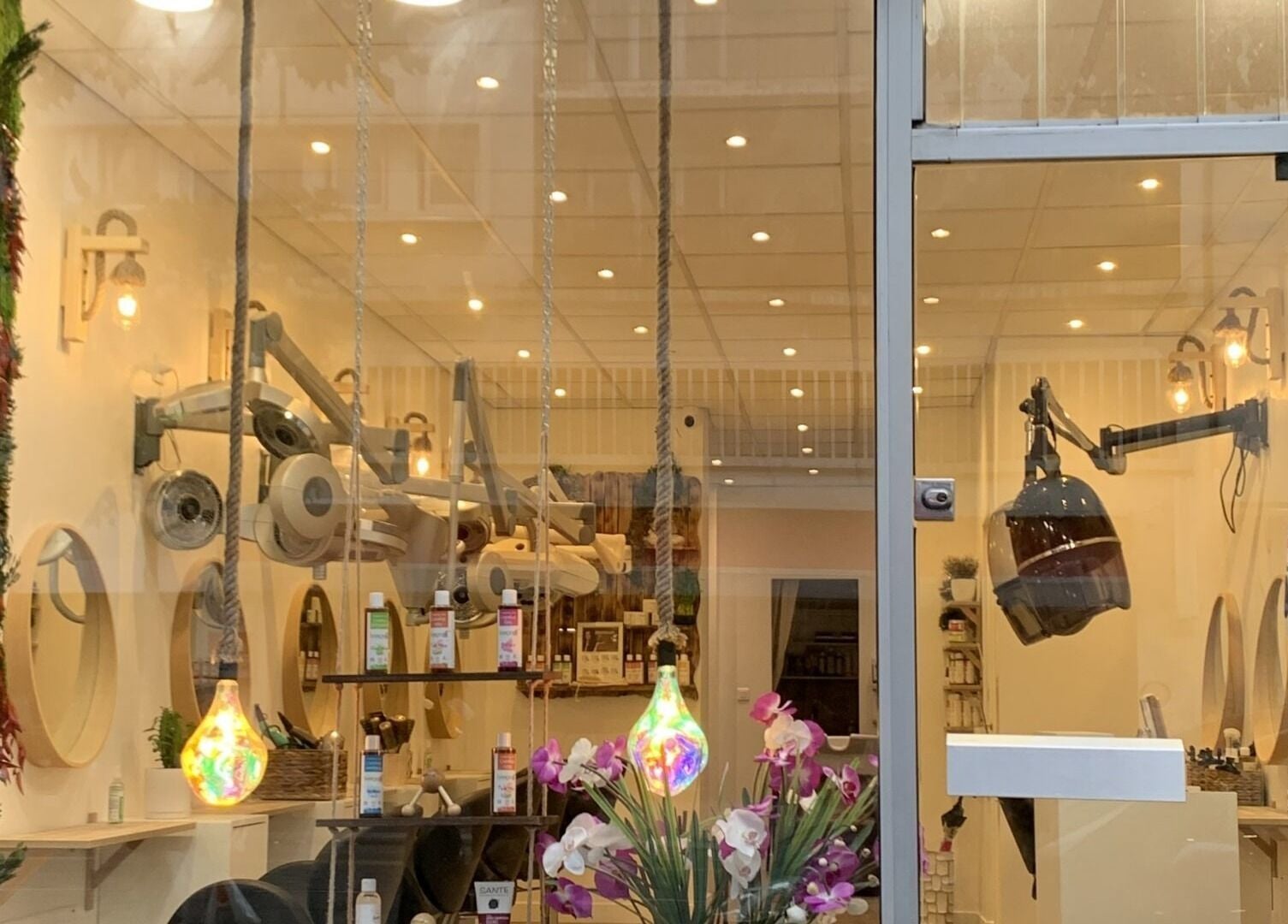 Intérieur élégant de Biocoiff Vincennes, situé à Vincennes, Île-de-france, FR, avec déco naturelle et luminaires modernes.