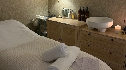 Relaxing treatment room at LN Beauty Witney, Witney, England, GB with cozy bed and ambient lighting.