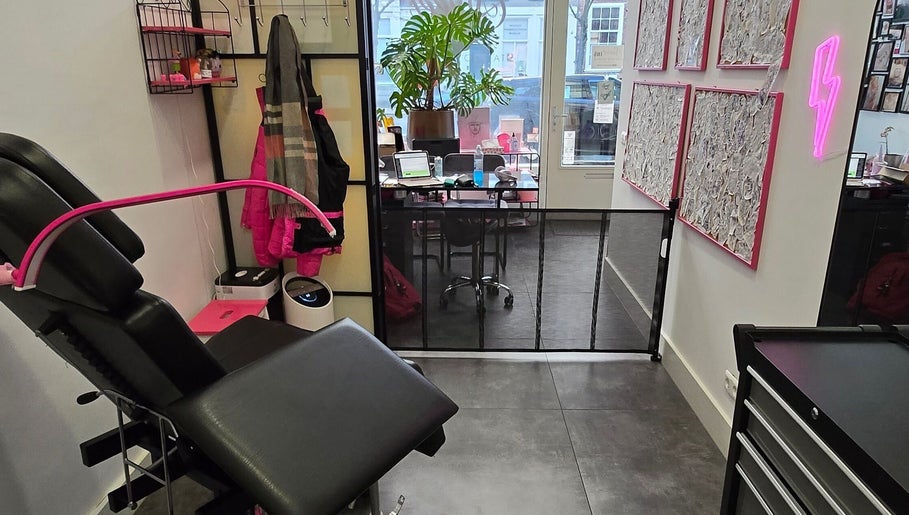 Interieur van Sweet Ink in Delft, Zuid-holland, NL, met moderne inktstation en kunstwerken aan de muur.