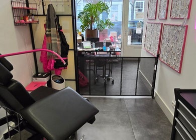 Interieur van Sweet Ink in Delft, Zuid-holland, NL, met moderne inktstation en kunstwerken aan de muur.