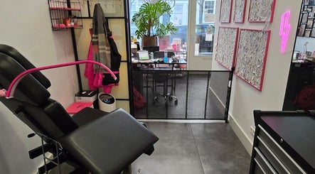 Interieur van Sweet Ink in Delft, Zuid-holland, NL, met moderne inktstation en kunstwerken aan de muur.