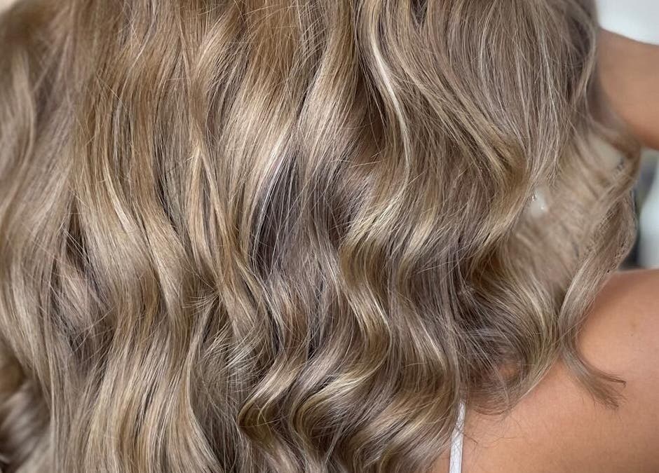 Lśniące loki w Studio Fryzjerstwa i Trychologii Sylwia Szarafińska, Brodnica, Województwo Kujawsko-pomorskie, PL.