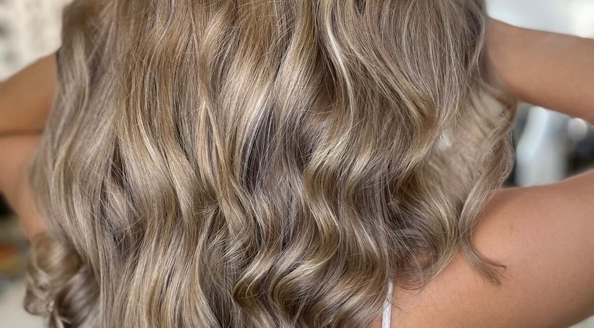 Lśniące loki w Studio Fryzjerstwa i Trychologii Sylwia Szarafińska, Brodnica, Województwo Kujawsko-pomorskie, PL.