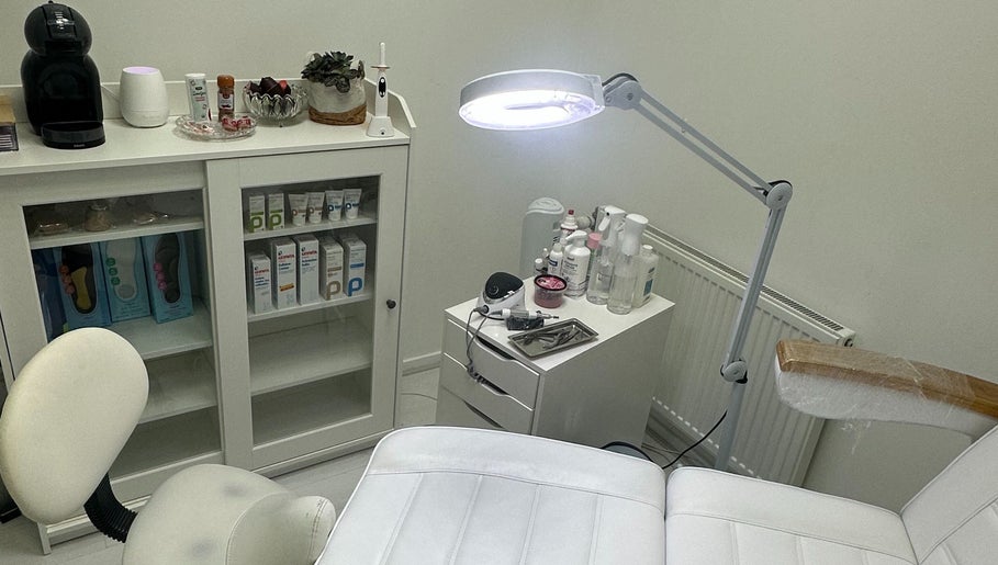 Espaço de pedicure em Pedicure Carla Cunha, Amsterdã, Holanda Do Norte, NL, com cadeira e produtos.