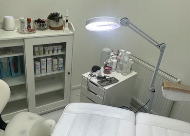 Espaço de pedicure em Pedicure Carla Cunha, Amsterdã, Holanda Do Norte, NL, com cadeira e produtos.