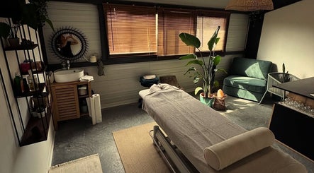 Salle de massage paisible chez Les Mains d’Hana à Soorts-Hossegor, Nouvelle-Aquitaine, FR, ambiance sereine.