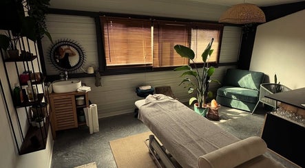 Salle de soin apaisante à Les Mains d’Hana, Soorts-Hossegor, Nouvelle-Aquitaine, FR.