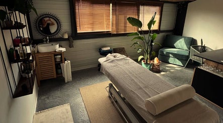 Salle de massage sereine à Les Mains d’Hana, Soorts-hossegor, Nouvelle-aquitaine, FR.