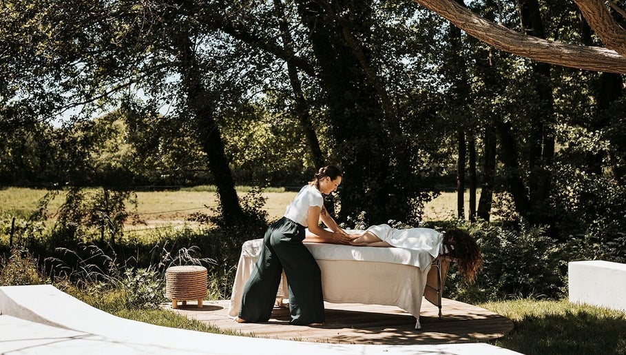 Massage en plein air à Les Mains d’Hana, Soorts-Hossegor, Nouvelle-Aquitaine, FR, entouré de verdure.