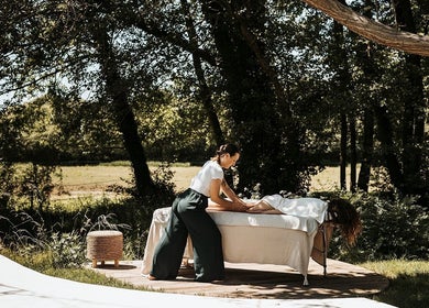 Massage en plein air à Les Mains d’Hana, Soorts-Hossegor, Nouvelle-Aquitaine, FR, entouré de verdure.