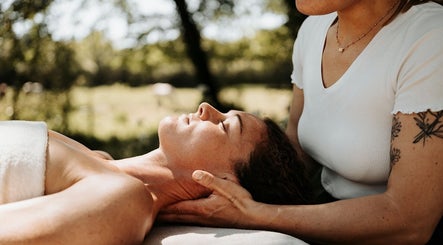 Massage apaisant à Les Mains d’Hana, Soorts-Hossegor, Nouvelle-Aquitaine, FR, en pleine nature.
