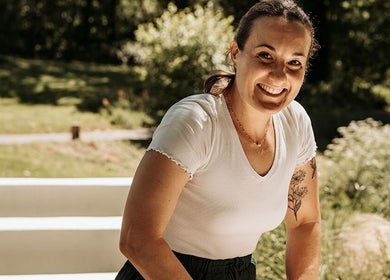 Professionnelle souriante à Les Mains d’Hana, Soorts-Hossegor, Nouvelle-Aquitaine, FR, dans un cadre verdoyant.