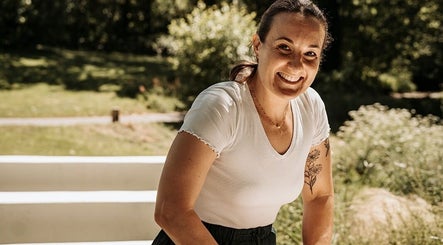 Professionnelle souriante à Les Mains d’Hana, Soorts-Hossegor, Nouvelle-Aquitaine, FR, dans un cadre verdoyant.