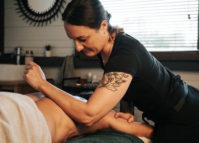 Thérapeute offrant un massage relaxant chez Les Mains d’Hana, Soorts-Hossegor, Nouvelle-Aquitaine, FR.