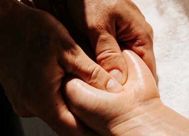 Massage des mains apaisant à Les Mains d’Hana, Soorts-Hossegor, Nouvelle-Aquitaine, FR.