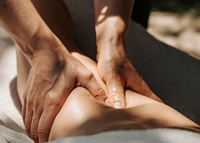 Massage relaxant aux mains à Les Mains d’Hana, Soorts-Hossegor, Nouvelle-Aquitaine, FR.
