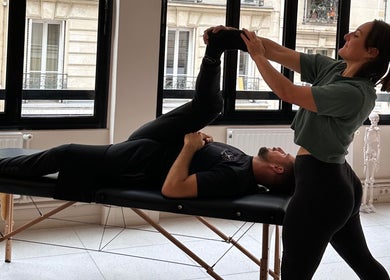 Thérapeute étire un client sur table chez Les Mains d’Hana, Soorts-Hossegor, Nouvelle-Aquitaine, FR.