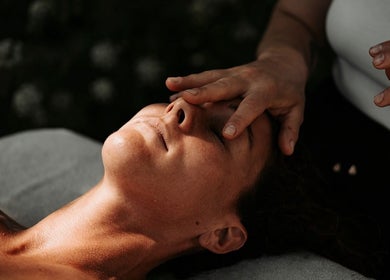 Massage facial apaisant à Les Mains d’Hana, Soorts-hossegor, Nouvelle-aquitaine, FR.