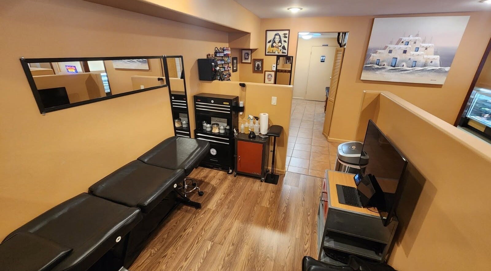 Interior of Royal Gorge Custom Tattoos & Piercings LLC in Cañon City, Colorado, US showcasing a stylish tattoo room.