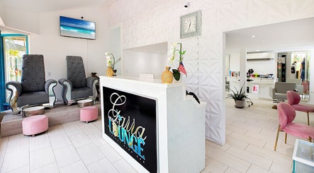 Reception area of Garra Beauty Spa Simpsonbay, SX, featuring plush chairs and modern decor.