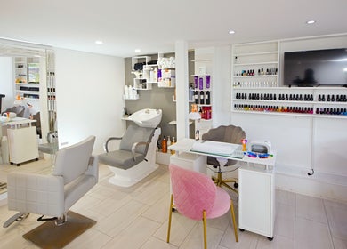Modern salon interior at Garra Beauty Spa, Simpsonbay, SX with chairs, nail polish display, and hair washing station.