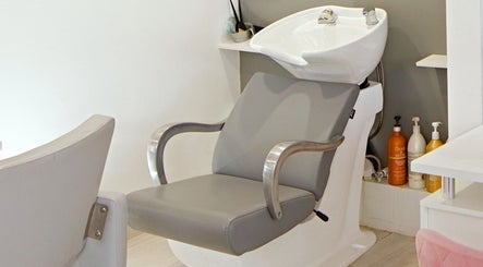 Modern hair washing station at Garra Beauty Spa in Simpsonbay, SX showcasing elegant and sleek design.