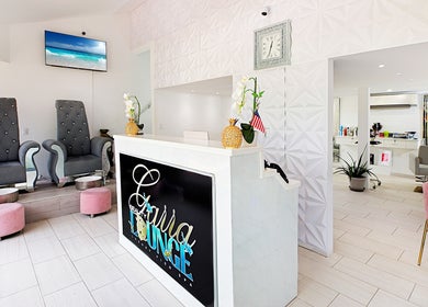 Elegant reception area at Garra Beauty Spa in Simpsonbay, SX, featuring plush chairs and modern decor.