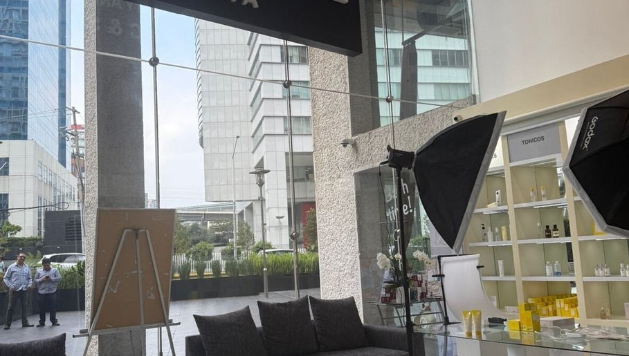 Interior elegante de Etienne Korean Beauty and Products en Ciudad De México, con modernas instalaciones y productos.