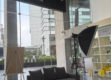 Interior elegante de Etienne Korean Beauty and Products en Ciudad De México, con modernas instalaciones y productos.