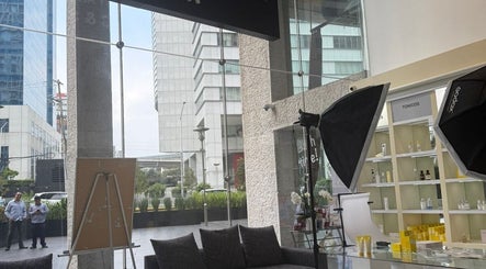 Interior elegante de Etienne Korean Beauty and Products en Ciudad De México, con modernas instalaciones y productos.