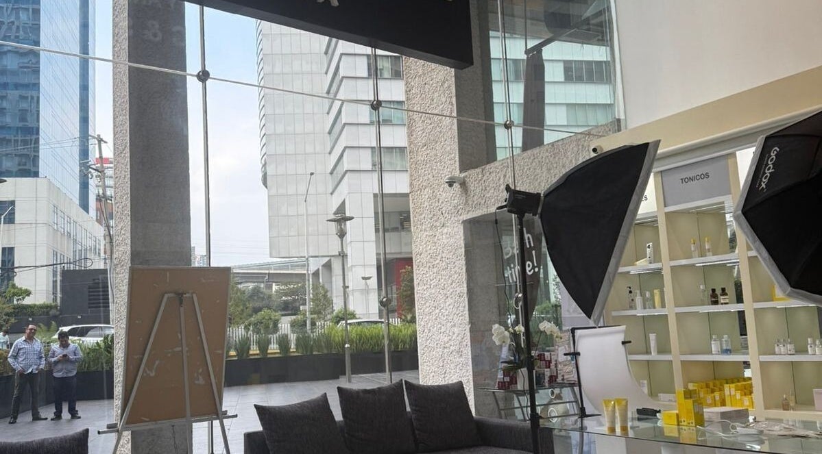 Interior elegante de Etienne Korean Beauty and Products en Ciudad De México, con modernas instalaciones y productos.