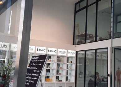 Interior moderno de Etienne Korean Beauty and products en Ciudad De México, MX con productos de belleza en estantes.