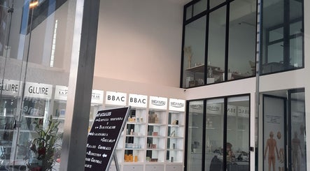 Interior moderno de Etienne Korean Beauty and products en Ciudad De México, MX con productos de belleza en estantes.