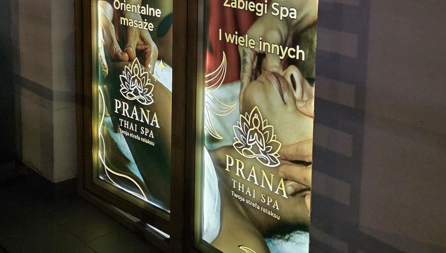 Вивіска Prana Thai Spa в Warszawa, Województwo Mazowieckie, PL демонструє релаксацію з тайським масажем.