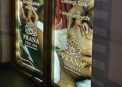 Вивіска Prana Thai Spa в Warszawa, Województwo Mazowieckie, PL демонструє релаксацію з тайським масажем.