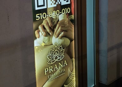 Логотип Prana Thai Spa в Warszawa, Województwo Mazowieckie, PL, на вікні з телефоном.