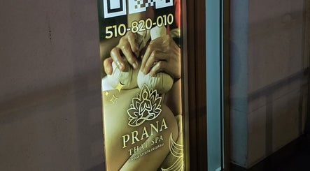 Логотип Prana Thai Spa в Warszawa, Województwo Mazowieckie, PL, на вікні з телефоном.