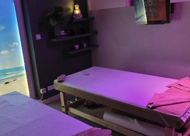 Спа кімната в Prana Thai Spa, Варшава, з морським декором і масажним столом.