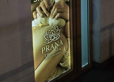 Plakat z logiem Prana Thai Spa - Wola, Warszawa, Województwo Mazowieckie, PL, promujący relaks i masaż.