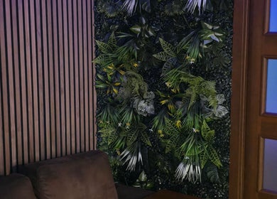 Zielona ściana w Prana Thai Spa - Wola, Warszawa, Województwo Mazowieckie, PL, relaksacyjne wnętrze.
