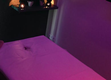 Prana Thai Spa - Wola w Warszawie, Województwo Mazowieckie, PL, pokazujące stół do masażu w nastrojowym świetle.