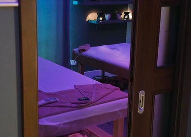 Prana Thai Spa - Wola, Warszawa, Województwo Mazowieckie, PL. Przytulne wnętrze z łóżkami do masażu.